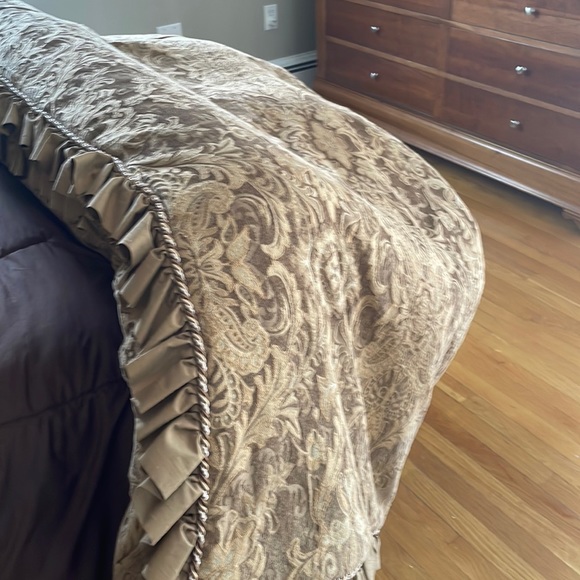 queen bedding w 3 pillows - Picture 1 of 3